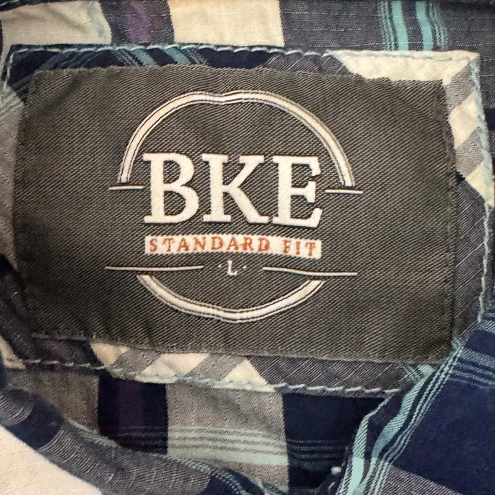 BKE‎ Men's Blue Plaid   Standard fit pearl snaps sz Large embroidered details